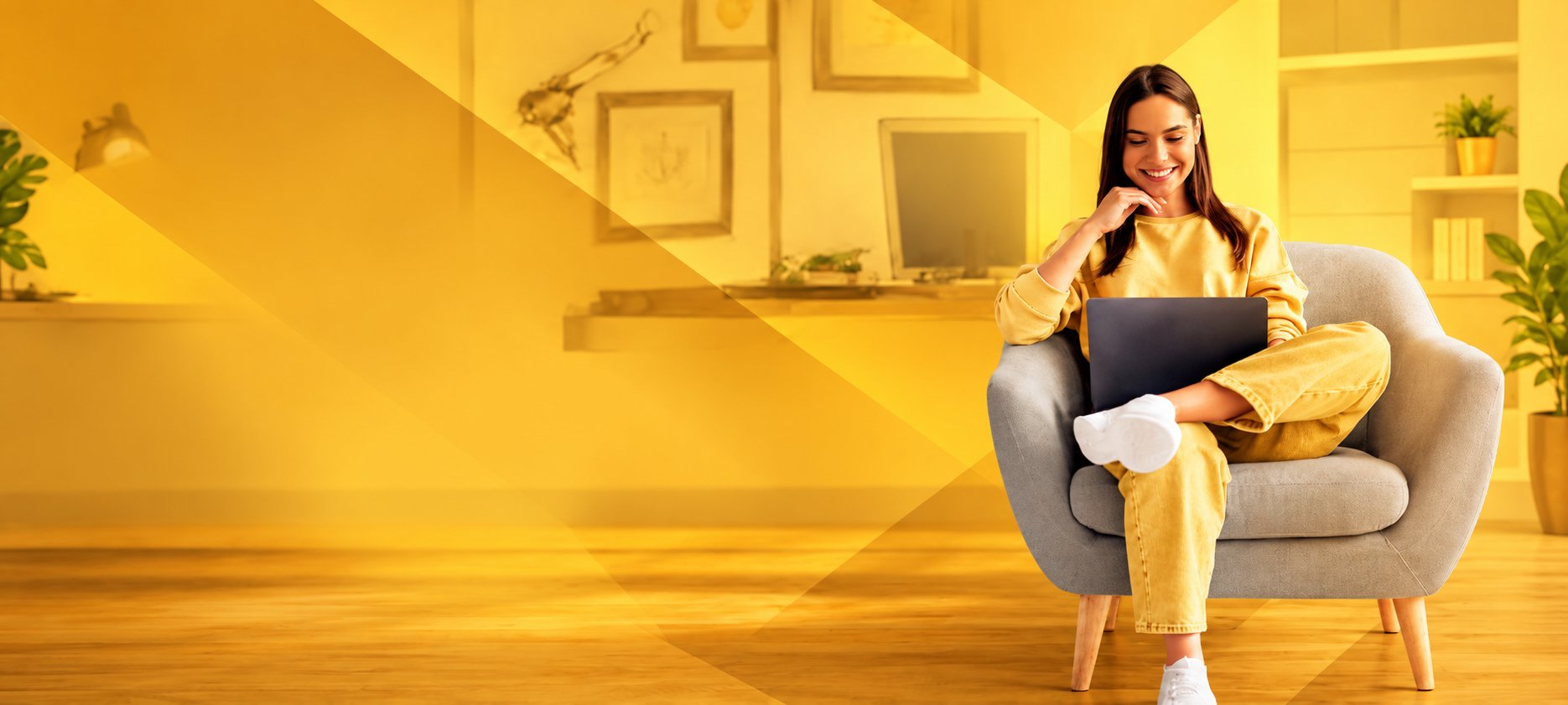 Mujer sonriendo con su portátil en un sillón, en un espacio de tonos amarillos